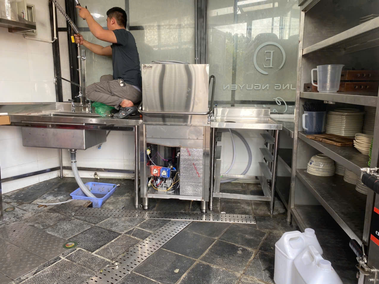 Lắp đặt máy rửa bát Prime PMDEL-1200E kèm chậu rửa và bàn sơ chế inox