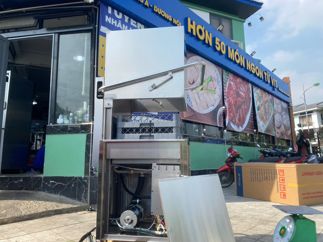 bàn giao máy rửa bát công nghiệp cửa sập cho khách hàng