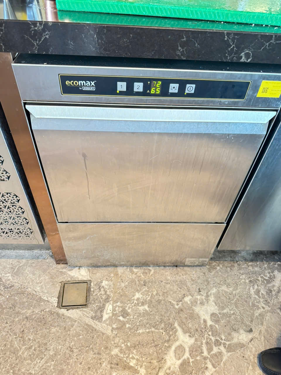 lắp đặt Máy rửa chén/ly dươi quầy Hobart F500 tại quầy bar