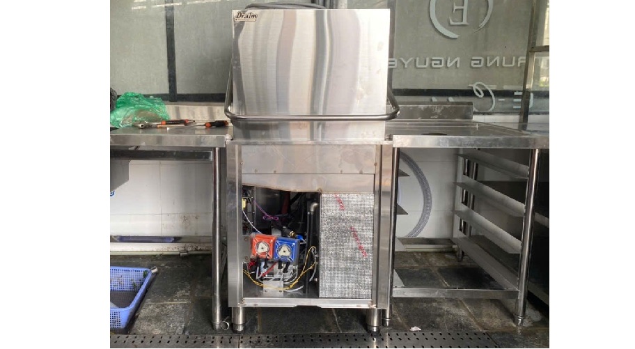 Nhà hàng 200–300 suất nên chọn máy rửa bát công nghiệp gì?